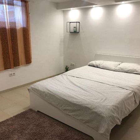Bescheidene Untergeschoss Wohnung In Guter Lage. Κολωνία Εξωτερικό φωτογραφία