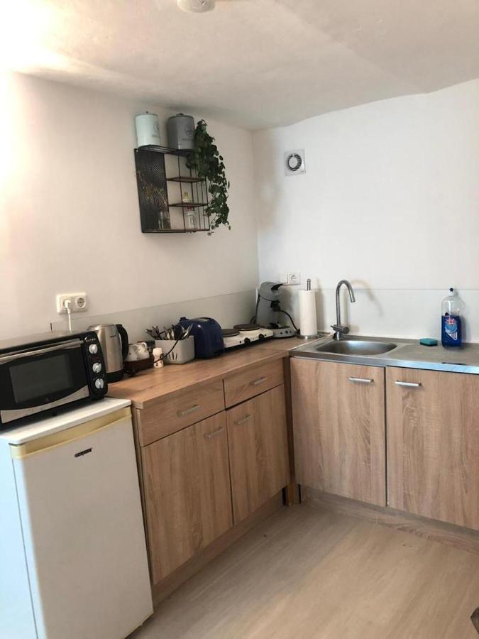 Bescheidene Untergeschoss Wohnung In Guter Lage. Κολωνία Εξωτερικό φωτογραφία
