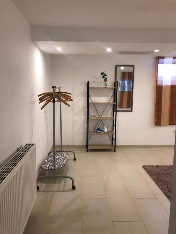 Bescheidene Untergeschoss Wohnung In Guter Lage. Κολωνία Εξωτερικό φωτογραφία
