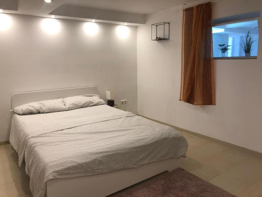 Bescheidene Untergeschoss Wohnung In Guter Lage. Κολωνία Εξωτερικό φωτογραφία